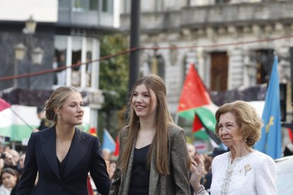 La Princesa Leonor, con su hermana la Infanta Sofia y su abuela, la Reina Emérita, a su llegada al Teatro Campoamor.