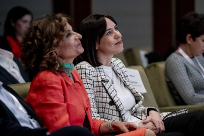 La ministra de Hacienda, María Jesús Montero  y la ministra de Ciencia, Innovación y Universidades, Diana Morant