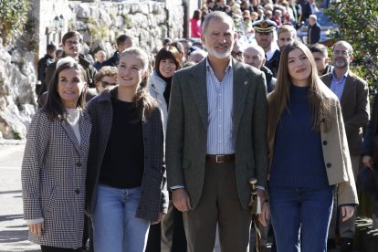 Felipe VI, Doña Letizia y Leonor de Borbon durante su visita a Sotres (Cabrales).