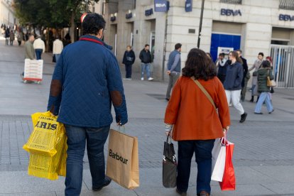 Dos personas llevan varias bolsas de compra durante Black Friday, a 24 de noviembre de 2023, en Madrid (España). Este año, la previsión de gasto de los españoles en Black Friday es un 6% mayor del gasto del año pasado. Además de los descuentos en los comercios, con motivo de este día el Ayuntamiento de Madrid ha puesto autobuses gratis en la ciudad para incentivar que los compradores se desplacen en transporte público. Ayer, el día previo a la campaña de rebajas de Black Friday, Bizum y los cajeros automáticos de toda España dieron fallos debido a una caída del sistema de pagos Redsys, la plataforma de pago virtual que actúa como intermediario. Es la segunda vez que esto ocurre, ya que el pasado sábado 18 de noviembre Bizum sufrió su primera caída.

Eduardo Parra / Europa Press
24 NOVIEMBRE 2023;BLACK FRIDAY;DESCUENTOS;REBAJAS;PRECIO;RECURSOS;COMPRAS
24/11/2023