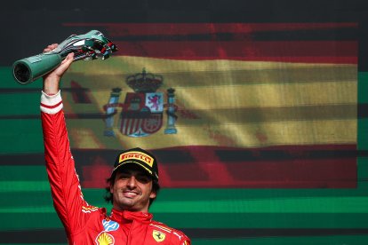 Carlos Sainz, celebrando su triunfo en el Gran Premio de Fórmula 1 disputado en México.