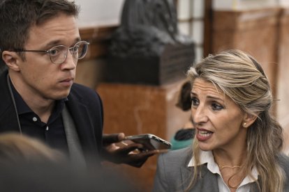 (Foto de ARCHIVO)
El diputado de Sumar Iñigo Errejón y la vicepresidenta segunda y ministra de Trabajo, Yolanda Díaz, a su salida de una sesión de control al Gobierno, en el Congreso de los Diputados, a 16 de octubre de 2024, en Madrid (España). El PP y Vox preguntan sobre el 'caso Koldo' y otras causas de corrupción al Gobierno para examinar su actuación contra la "corrupción" después del último informe de la Unidad Central Operativa (UCO) relativo al 'caso Koldo'. Tras ello, el Pleno del Congreso debate y vota hoy una iniciativa del PP para reprobar al ministro de Transportes y Movilidad Sostenible, por su "incompetencia" al frente del departamento y por su "incapacidad para solventar el caos ferroviario" en Cercanías, Rodalies y trenes de media y larga distancia.

Fernando Sánchez / Europa Press
16 OCTUBRE 2024;JUICIO;SAMUEL LUIZ;A CORUÑA;GALICIA
16/10/2024