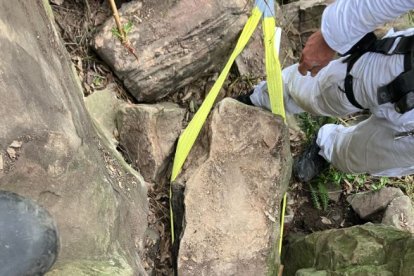 Mujer atrapada entre rocas tratando de recuperar su móvil