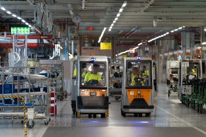 Archivo - Empleados conducen carretillas elevadoras en la fábrica de Seat en Martorell, a 27 de junio de 2024, en Martorell, Barcelona, Catalunya (España).