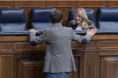 Yolanda Díaz conversa con Íñigo Errejón en el Congreso.