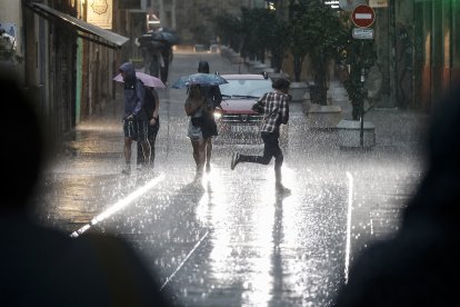 Varias personas caminan bajo la lluvia en Valencia (Archivo)