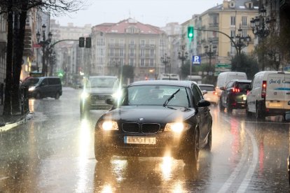 Varios vehículos circulan bajo la lluvia