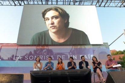 Ada Colau, con Carolina Bescansa, Irene Montero, Pablo Iglesias, Monica Oltra, Íñigo Errejon y Alberto Garzón, en junio de 2016.