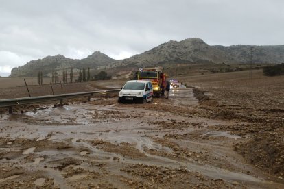 Arrastre de tierra debido a las fuertes lluvias en la MA4402 de A343 a La Joya, en Antequera.

REMITIDA / HANDOUT por DIPUTACIÓN DE MÁLAGA
Fotografía remitida a medios de comunicación exclusivamente para ilustrar la noticia a la que hace referencia la imagen, y citando la procedencia de la imagen en la firma
29/10/2024