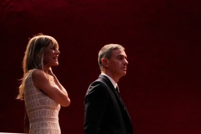 (Foto de ARCHIVO)
El presidente del Gobierno, Pedro Sánchez, y su mujer, Begoña Gómez, a su llegada a la entrega del Premio Donostia a Pedro Almodóvar, en el Festival de Cine de San Sebastián, a 26 de septiembre de 2024, en San Sebastián, Guipúzcoa, País Vasco (España). Almodóvar ha recogido el premio Donostia en reconocimiento a su trayectoria en una gala después de la cual se ha proyectado su primer largometraje en inglés ‘La habitación de al lado’, filme por el que ganó el León de Oro en la 81ª edición del Festival Internacional de Cine de Venecia.

Unanue / Europa Press
26 SEPTIEMBRE 2024;PREMIO DONOSTIA;SAN SEBASTIÁN;SSIFF;ALMODÓVAR;DIRECTOR;
26/9/2024