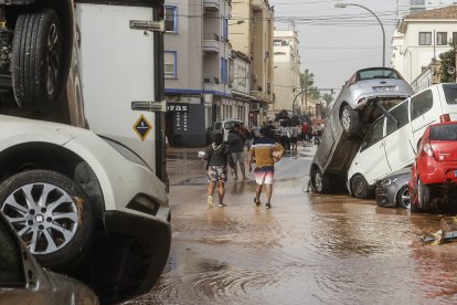 Vehículos destrozados y agua por las calles tras el paso de la DANA por el barrio de La Torre de Valencia