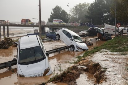 Vehículos en los alrededores de la V-30 tras el paso de la DANA y la subida del cauce del río Turia,