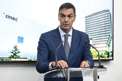 (Foto de ARCHIVO)
El presidente del Gobierno, Pedro Sánchez, interviene durante su visita a la sede del Centro Interuniversitario de Microelectrónica (IMEC), a 18 de octubre de 2024, en Lovaina (Bélgica). Pedro Sánchez ha viajado a Bruselas con motivo de la cumbre del Consejo Europeo celebrada ayer, 17 de octubre. Durante su visita al centro, el presidente del Gobierno ha anunciado que el Ejecutivo ya ha liberado los primeros 100 millones de euros de inversión para el centro de investigación y desarrollo sobre semiconductores que el IMEC va a instalar en Málaga.

Dirk Waem / Belga / Europa Press
18 OCTUBRE 2024;PRESIDENTE;CENTRO;INVESTIGACIÓN;I+D
18/10/2024