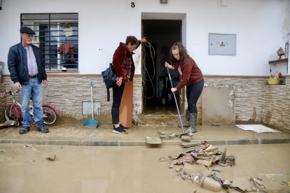 Vecinos de Cártama limpian tras el paso del la Dana.