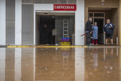 Varias personas observan los estragos causados por la DANA, a 29 de octubre de 2024, en Llombai, Valencia, Comunidad Valenciana (España). El Centro de Coordinación de Emergencias (CCE) ha elevado a rojo el nivel de alerta por lluvias en todo el litoral e interior norte de Valencia, donde estaba fijada la alerta naranja. De este modo, el CCE ha actualizado los planes de emergencia por la DANA que afecta este martes, 29 de octubre, a la Comunitat Valenciana, y que a primera hora de la mañana establecía el nivel rojo solo para el litoral sur de València.

Jorge Gil / Europa Press
29 OCTUBRE 2024;DANA;INUNDACIONES;
29/10/2024