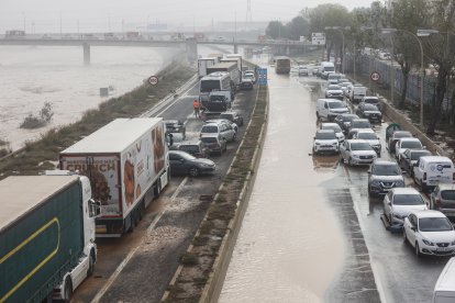 Vehículos en la V-30 tras el paso de la DANA y la subida del cauce del río Turia.