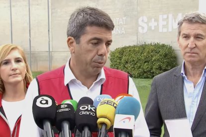 Carlos Mazón junto a Feijóo y Salomé Pradas en el Centro de Emergencias