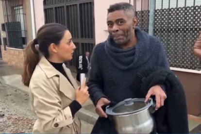 Un vecino de Guadalcacín con su vivienda inundada salva su olla de albóndigas.