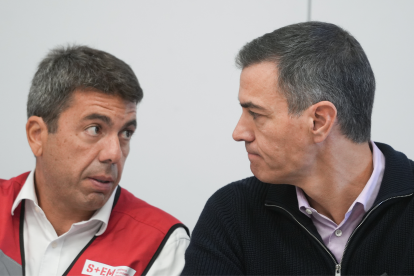 El presidente de la Comunidad Valenciana, Carlos Mazón, y el del Gobierno, Pedro Sánchez.