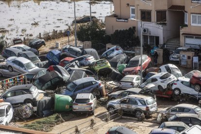 Decenas de vehículos acumulados tras el paso de la DANA en el barrio de la Torre.