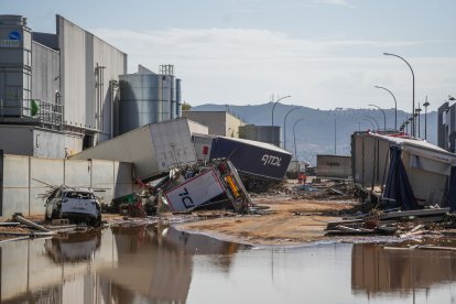 Vehículos destrozados polígono Ribarroja tras el paso de la DANA, a 31 de octubre de 2024, en Valencia, Comunidad Valenciana (España). Esta mañana se han reanudado las labores de búsqueda de los desaparecidos en las zonas afectadas por la ana en la Comuni.