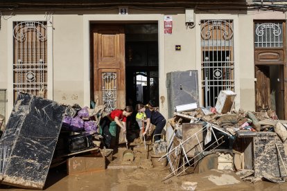 Destrozos materiales tras el paso de la DANA en el barrio de la Torre en Valencia.