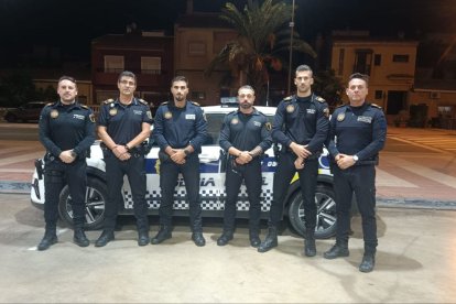 Policía Local de El Campello se suman al operativo de localización y rescate de afectados por la DANA en la localidad valenciana de Paiporta