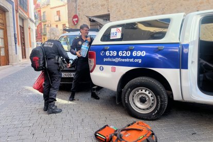 Efectivos de la Policía Municipal preparando los equipos para sumarse a las labores de rescate