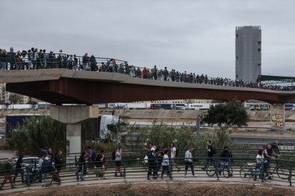 Decenas de personas en el puente que une València con La Torre, donde centenares de personas llegan de Valencia de abastecerse de agua y alimentos mientras otras salen de ayudar, a 31 de octubre de 2024, en Valencia, Comunidad Valenciana (España). Esta mañana se han reanudado las labores de búsqueda de los desaparecidos en las zonas afectadas por la ana en la Comunidad Valenciana, que se ha cobrado la vida de más de 100 personas, por el momento. Además, los daños materiales son incontables con carreteras cortadas y zonas aisladas por el agua, el barro y los corrimientos de tierra. Muchos municipios están sin agua potable y unas 75.000 personas se encuentran sin suministro eléctrico en la provincia de Valencia a consecuencia del temporal. Esta DANA es la catástrofe atmosférica más trágica que se haya registrado en España en más de medio siglo.

Rober Solsona / Europa Press
31 OCTUBRE 2024;DANA;RIADA;UTIEL;COCHES;TRAGEDIA;BARRO;COMUNIDAD VALENCIANA;;PIXELADA
31/10/2024