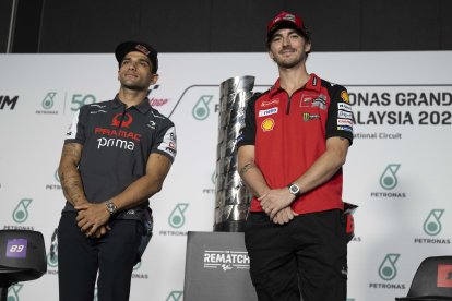 Jorge Martín y Pecco Bagnaia posan con el premio del GP de Malasia.