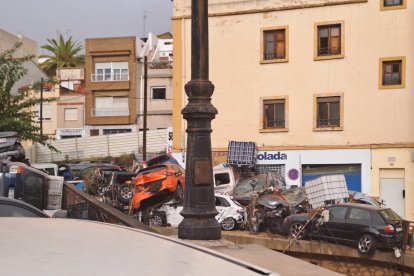 Coches apilados tras el paso de la DANA en Chiva