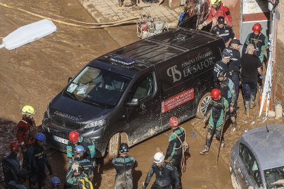 Un furgón de la funeraria sale de un garaje con cadáveres localizados tras el paso de la DANA, en el barrio de la Torre, a 31 de octubre de 2024, en Valencia, Comunidad Valenciana (España).  Esta mañana se han reanudado las labores de búsqueda de los desaparecidos en las zonas afectadas por la ana en la Comunidad Valenciana, que se ha cobrado la vida de más de 100 personas, por el momento. Además, los daños materiales son incontables con carreteras cortadas y zonas aisladas por el agua, el barro y los corrimientos de tierra. Muchos municipios están sin agua potable y unas 75.000 personas se encuentran sin suministro eléctrico en la provincia de Valencia a consecuencia del temporal. Esta DANA es la catástrofe atmosférica más trágica que se haya registrado en España en más de medio siglo.

Rober Solsona / Europa Press
31 OCTUBRE 2024;VALENCIA;VICTIMAS;DANA
31/10/2024