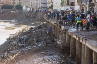 Vecinos de Paiporta y voluntarios en labores de limpieza.