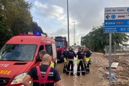 Bomberos de Alicante en una de las zonas de la provincia de Valencia afectadas por la DANA