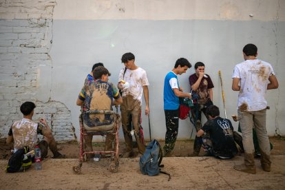 Varios hombres en una zona afectada por la DANA, a 2 de noviembre de 2024, en Massanassa, Valencia, Comunidad Valenciana (España). Más de 200 voluntarios de Protección Civil de toda España están participando en las tareas de emergencia como consecuencia de la DANA que el pasado 29 de octubre afectó a la provincia de Valencia. La cifra de fallecidos por el temporal es más de 210, y desde ayer, 1 de noviembre, se ha restringido el acceso con vehículos privados a los municipios afectados.

Lorena Sopêna / Europa Press
02 NOVIEMBRE 2024;MUNICIPIOS;AFECTADOS;DANA;TEMPORAL;MUERTOS
02/11/2024