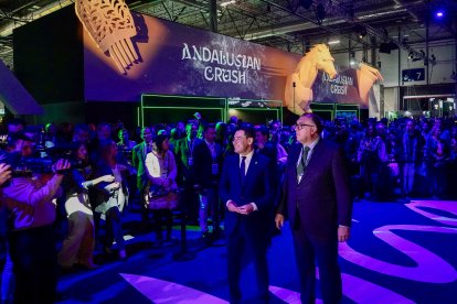 El presidente de la Junta, Juanma Moreno, con el consejero de Turismo, Arturo Bernal en la última edición de Fitur.