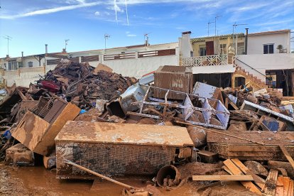 (Foto de ARCHIVO)
Enseres acumulados en los exteriores de las casas, a 1 de noviembre de 2024, en Utiel, Valencia, Comunidad Valenciana (España). El sexto balance de fallecidos por el paso de la DANA por la provincia de Valencia deja 202 víctimas mortales. Desde última hora de este martes se activó el Procedimiento de Múltiples Víctimas, que está realizando los balances facilitados a través de la información recibida de los distintos cuerpos y fuerzas de seguridad y emergencias. Además, los daños materiales son incontables con carreteras cortadas y zonas aisladas por el agua, el barro y los corrimientos de tierra. Aproximadamente 23.000 personas continúan sin suministro eléctrico en la provincia de Valencia a causa del temporal de la DANA, tras haberlo recuperado más de 132.000 afectados desde el miércoles, el 85 por ciento de los inicialmente perjudicados. Esta DANA es la catástrofe atmosférica más trágica que se haya registrado en España en más de medio siglo.

Gabri Solera / Europa Press
02 NOVIEMBRE 2024;DANA;UTIEL;RIADA;VOLUNTARIOS;CATÁSTROFE NATURAL;DEVASTACIÓN;COCHES;INUNDACIÓN;COMUNIDAD VALENCIANA;BASURA;AYUDA;HUMANIDAD;CATÁSTROFE;TEMPORAL;AFECTADOS;VALENCIA;BARRO;AGUA;RÍO MAGRO;
01/11/2024