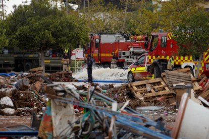 Destrozos en las inmediaciones del centro comercial Bonaire, a 4 de noviembre de 2024, en Aldaia, Valencia, Comunidad Valenciana (España). La DANA ha dejado, por el momento, 210 víctimas mortales en Valencia, con pueblos devastados, restricciones de movilidad y carreteras cortadas. Para hoy, está activa la Emergencia Situación 2 por inundaciones en toda la provincia de Valencia y en toda la provincia de Castellón. A pesar de que se ha restablecido el 95% de la electricidad, según Iberdrola, la mayoría de los pueblos afectados por las inundaciones continúan sin gas.

Eduardo Manzana / Europa Press
04 NOVIEMBRE 2024;DANA;VALENCIA;EFECTOS;DANA;INUNDACIONES
04/11/2024