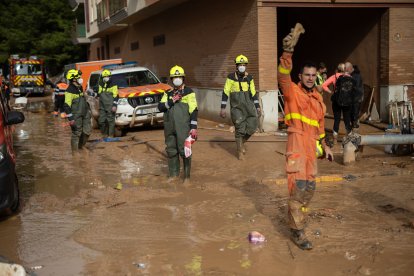 Varios bomberos trabajan para solventar los estragos ocasionados por la DANA, a 4 de noviembre de 2024, en Benetússer