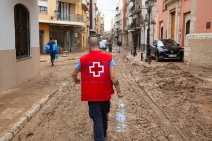 Un voluntario de Cruz Roja en la Comunidad Valenciana.