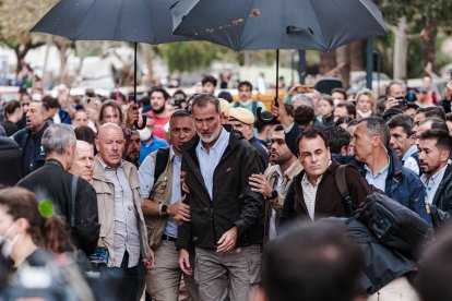 Felipe VI y Carlos Mazón durante su visita a Paiporta reciben el barro de los vecinos.