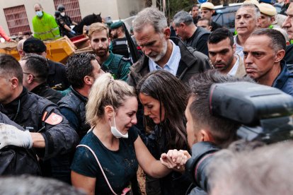 La reina Letizia consuela a una vecina de Paiporta.