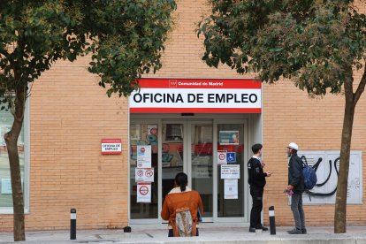 Exterior de una oficina del SEPE, a 5 de noviembre de 2024, en Madrid (España). El paro registrado en las oficinas de los servicios públicos de empleo subió en 26.769 personas en octubre en relación al mes anterior (+1%) impulsado, sobre todo, por el sector servicios tras el fin de la temporada turística, según datos publicados este martes por el Ministerio de Trabajo y Economía Social. Tras el ascenso de octubre, el número total de desempleados se situó en 2.602.054 parados, su cifra más baja en un mes de octubre desde 2007.

Marta Fernández / Europa Press
05/11/2024