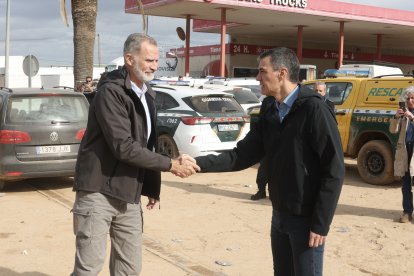 El Rey Felipe VI saluda a Pedro Sanchez, a su llegada a Paiporta este domingo.