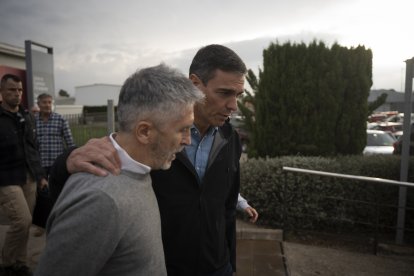 (Foto de ARCHIVO)
El presidente del Gobierno, Pedro Sánchez (d), y el ministro del Interior, Fernando Grande-Marlaska (i), durante su visita al centro del 112, a 3 de noviembre de 2024, en Valencia, Comunidad Valenciana (España). Los Reyes han visitado, junto al presidente del Gobierno y presidente de la Generalitat valenciana, algunas de las zonas afectadas por la DANA, que el pasado 29 de octubre arrasó la provincia de Valencia y que deja ya una cifra de más de 210 fallecidos.

Jorge Gil / Europa Press
03/11/2024