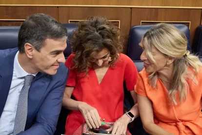 Pedro Sánchez, María Jesús Montero y Yolanda Díaz.