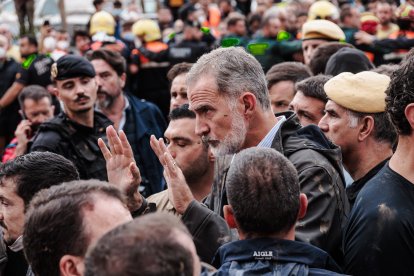 El Rey Felipe VI durante su visita a una zona afectada por la DANA, a 3 de noviembre de 2024, en Paiporta.