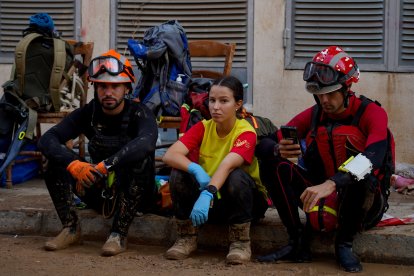 Varias personas durante la limpieza de Sedaví, a 5 de noviembre de 2024, en Valencia.