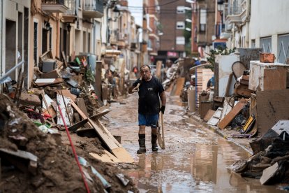 Un voluntario en medio de Paiporta desolada por la DANA