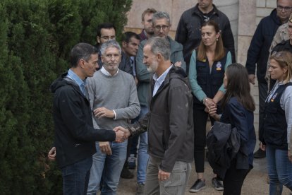 El Rey Felipe VI saluda al presidente del Gobierno, Pedro Sánchez, durante su visita al centro del 112